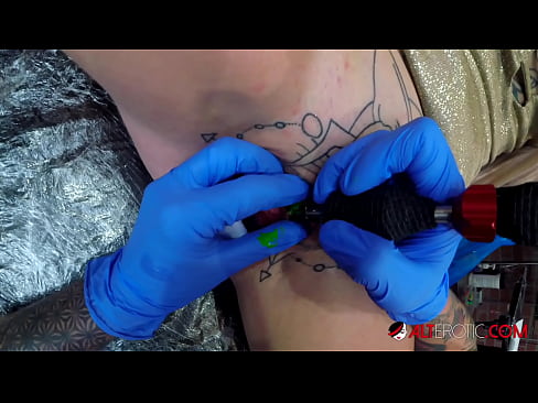 ❤️ Extremely tattooed hottie Sully Savage got a tattoo on her clitoris ️❌ Anal video at us ❤